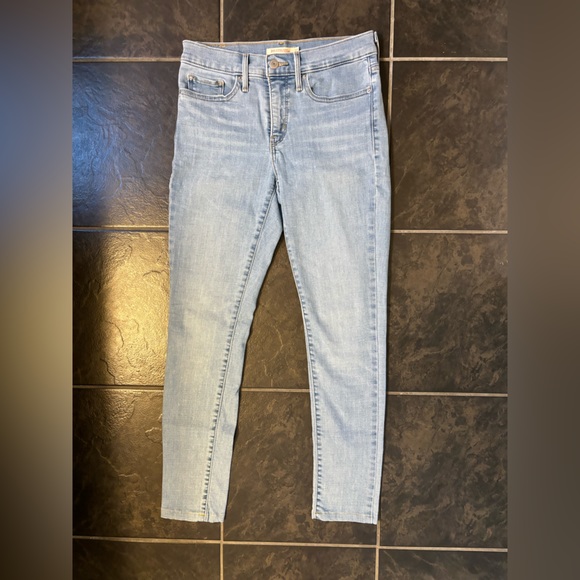 311 Shaping Skinny Levi’s - Picture 4 of 7